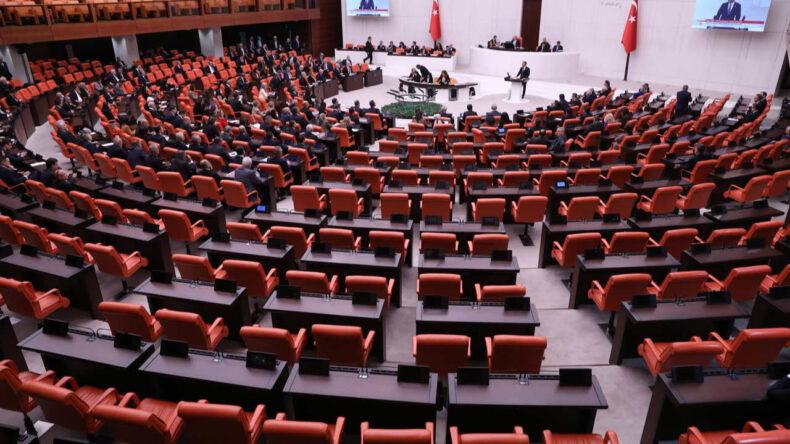 AKP&rsquo;li vekillere devamsızlık sitemi