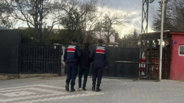 Akrabasının kimliğini kullanıyordu, yakalandı