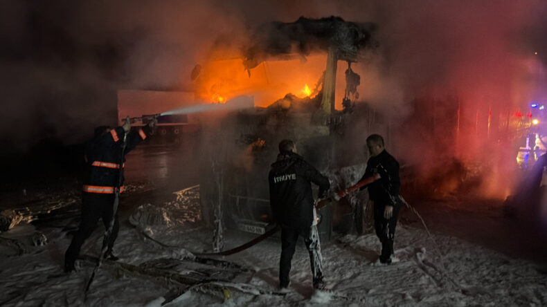 Alevlerin Sardığı İki TIR K&uuml;le D&ouml;nd&uuml;