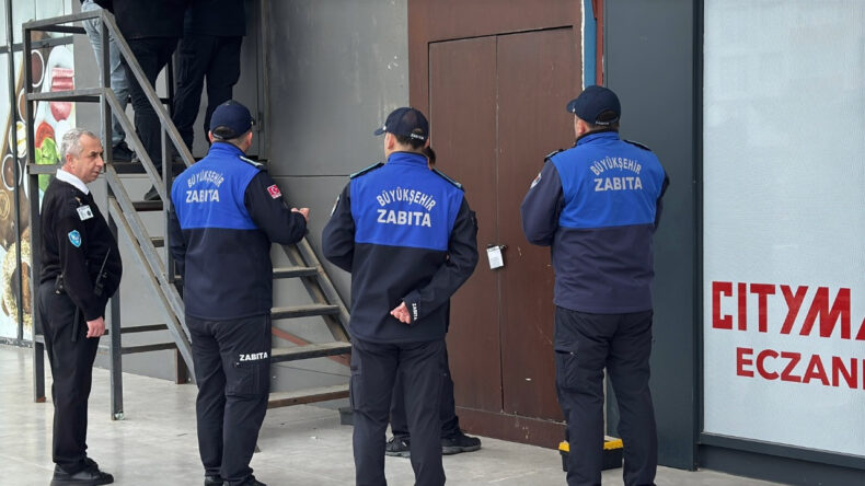 Alışveriş merkezi ruhsatsız olduğu gerek&ccedil;esiyle m&uuml;h&uuml;rlendi