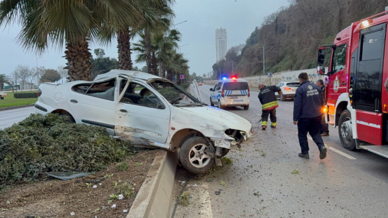 Alkoll&uuml; s&uuml;r&uuml;c&uuml; ehliyeti kaptırdı, yeniden direksiyona ge&ccedil;ti: 4 yaralı