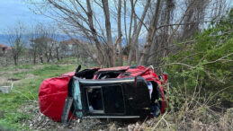 Alkoll&uuml; s&uuml;r&uuml;c&uuml; emanet aldığı ara&ccedil;la takla attı: İki kardeş yaralandı