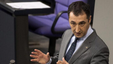 Almanya'da Se&ccedil;im: Cem &Ouml;zdemir, T&uuml;rk K&ouml;kenli İlk Eyalet Başkanı Olma Yolunda