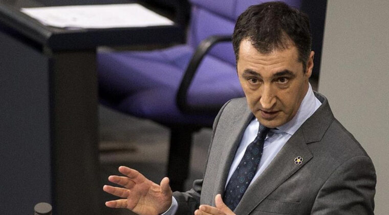Almanya'da Se&ccedil;im: Cem &Ouml;zdemir, T&uuml;rk K&ouml;kenli İlk Eyalet Başkanı Olma Yolunda