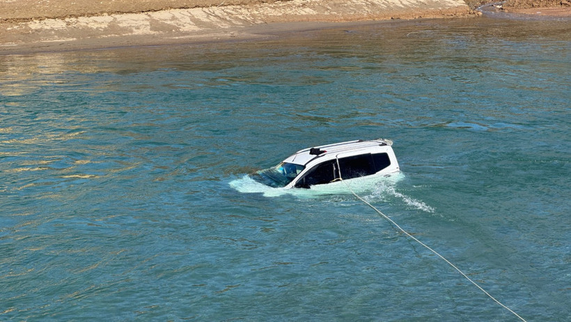 Munzur Çayı'ndaki otomobil kazası