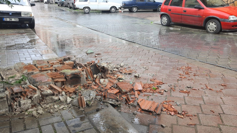 Düşen çatı ve devrilen ağaçlar