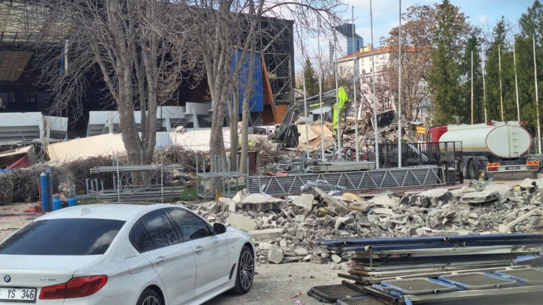 Ankara'da Spor Salonunun Kontroll&uuml; Yıkımı Sırasında Duvar &Ccedil;&ouml;kt&uuml;