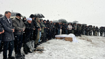 Anne, baba ve 6 aylık bebekleri kar altında toprağa verildi