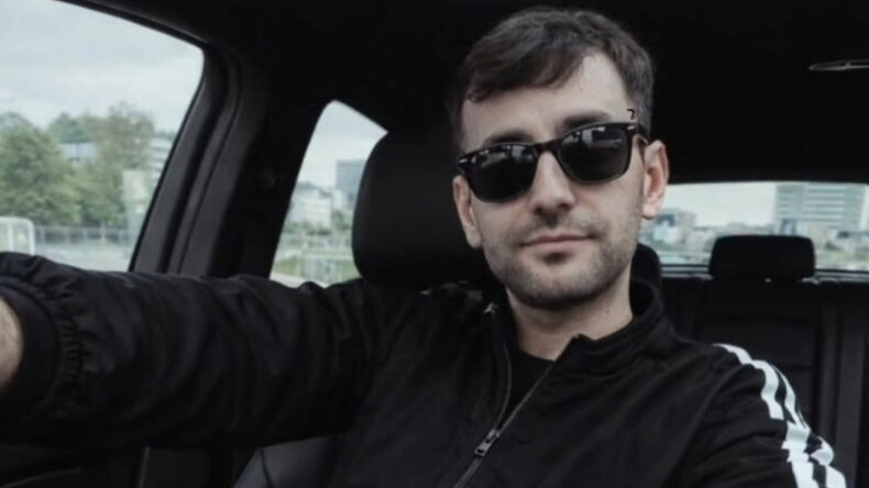 Antalya'da bariyerlere &ccedil;arpan motosikletli hayatını kaybetti