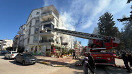 Antalya&rsquo;da apartman yangını: Mahalleli seferber oldu