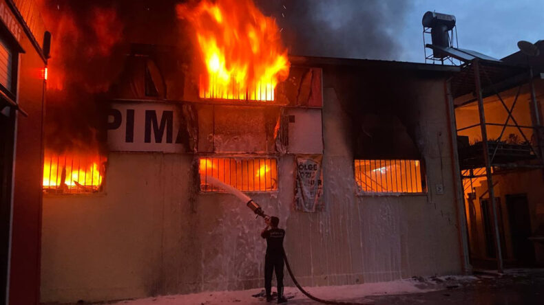 Antalya&rsquo;da depo yangını: Boya malzemeleri k&uuml;l oldu