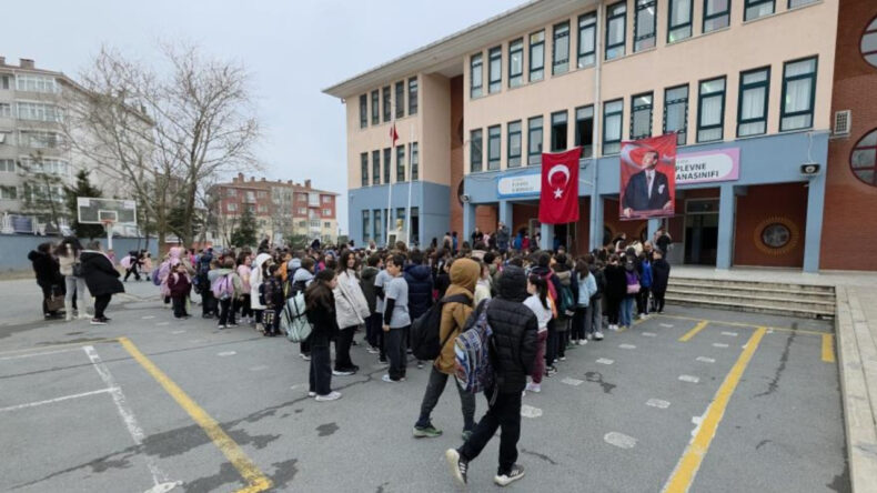 Ara tatil sona erdi: Milyonlarca &ouml;ğrenci ders başı yaptı