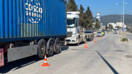 Aracını kontrol etmek i&ccedil;in indi, 2 TIR'ın arasında &ouml;ld&uuml;