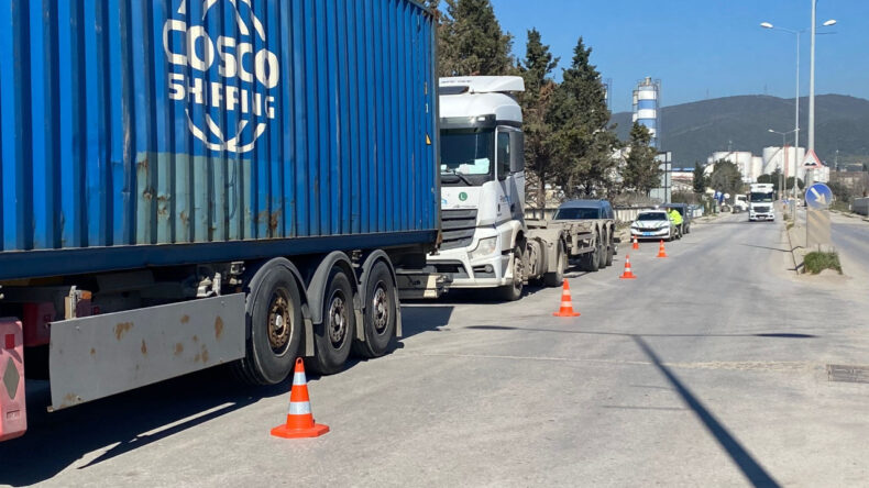 Aracını kontrol etmek i&ccedil;in indi, 2 TIR'ın arasında &ouml;ld&uuml;