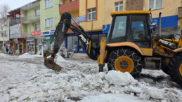 Ardahan&rsquo;da yollar buz tuttu: 20 santimetrelik tabaka kırıldı