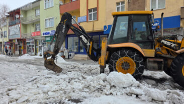 Ardahan&rsquo;da yollar buz tuttu: 20 santimetrelik tabaka kırıldı