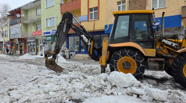 Ardahan&rsquo;da yollar buz tuttu: 20 santimetrelik tabaka kırıldı