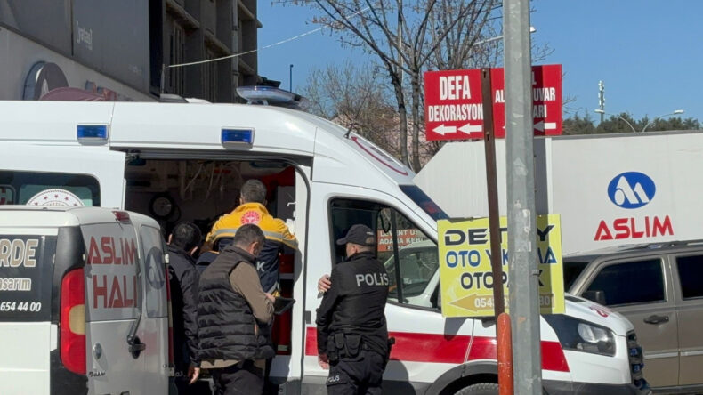 Arkadaşını Bı&ccedil;aklayıp Ka&ccedil;tı