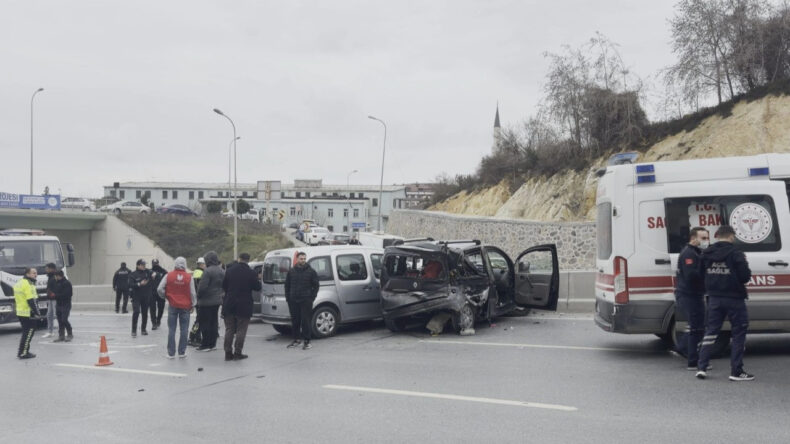 Arnavutk&ouml;y'de 4 aracın karıştığı zincirleme kaza: 6 yaralı