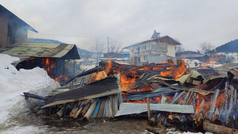 Artvin&rsquo;de yangın: 1 ev, 2 ahır ve 1 ambar k&uuml;le d&ouml;nd&uuml;