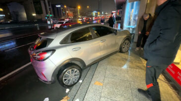 Avcılar&rsquo;da Otomobil Kaldırıma &Ccedil;ıktı: 14 Yaşındaki &Ccedil;ocuğa &Ccedil;arptı