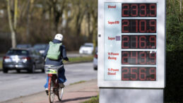 Avrupa'da akaryakıt fiyatları u&ccedil;uşa ge&ccedil;ti