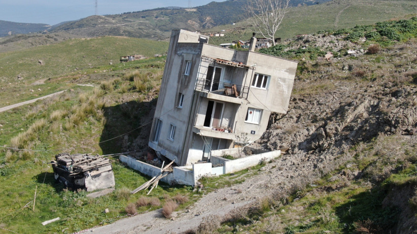 Çöp tesisi çevresindeki toprak kaymaları