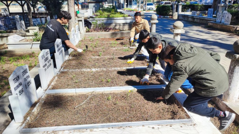 Mezarlık temizliği