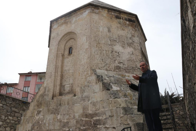 Ahi Emir Ahmed Bin Zeynül-Hacc Türbesi