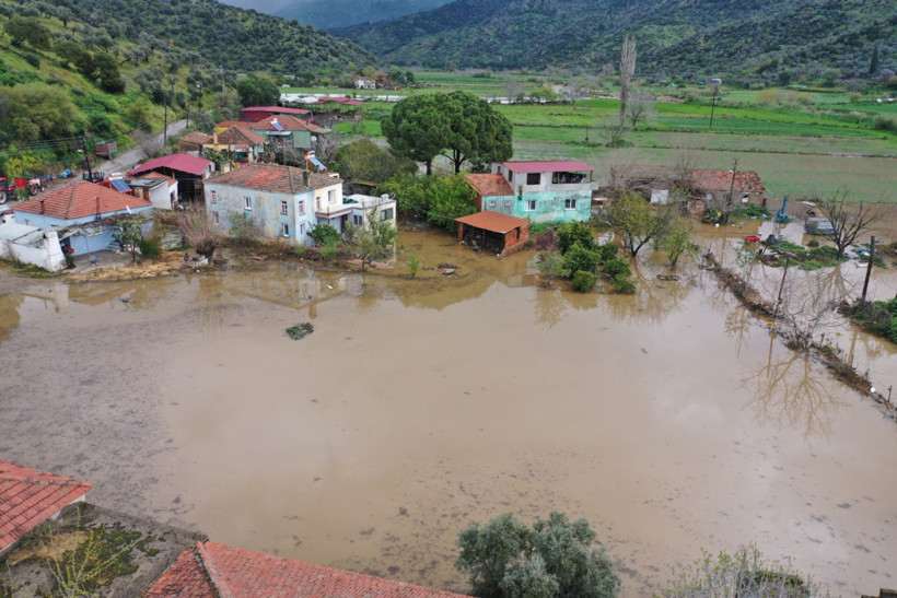 Söke'de su baskını nedeniyle hasar oluşan hayvan damı