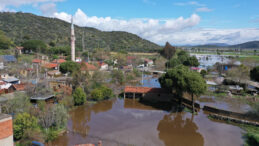 Aydın&rsquo;da sağanak kabusu: &Ccedil;ay taştı, evler ve ahırlar sular altında