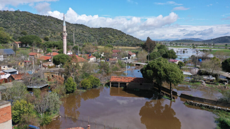 Aydın&rsquo;da sağanak kabusu: &Ccedil;ay taştı, evler ve ahırlar sular altında