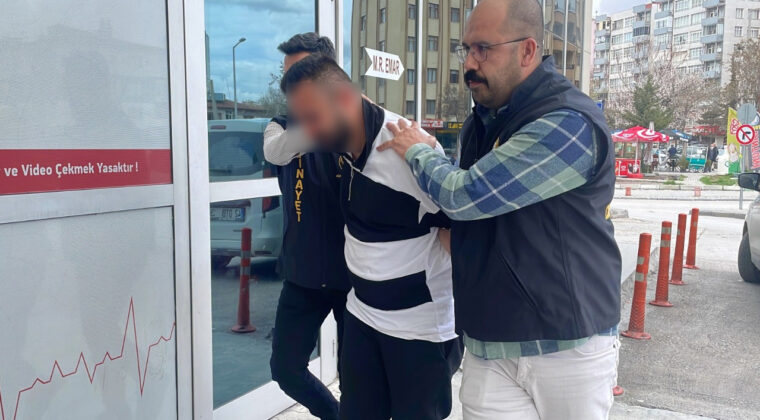 Babasını &Ouml;ld&uuml;r&uuml;p Cenazesiyle 1 G&uuml;n Aynı Evde Kalmış