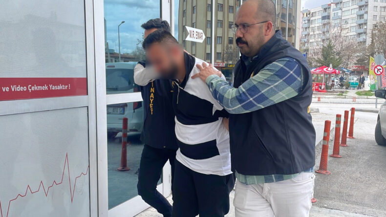 Babasını &Ouml;ld&uuml;r&uuml;p Cenazesiyle 1 G&uuml;n Aynı Evde Kalmış