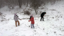 Bahar yerini kara bıraktı: Kar kalınlığı 10 santimetreye ulaştı