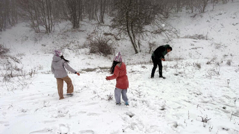 Bahar yerini kara bıraktı: Kar kalınlığı 10 santimetreye ulaştı