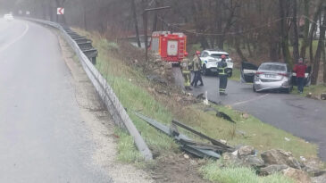 Bariyerleri aşan otomobil alt yola d&uuml;şt&uuml;: 4 yaralı