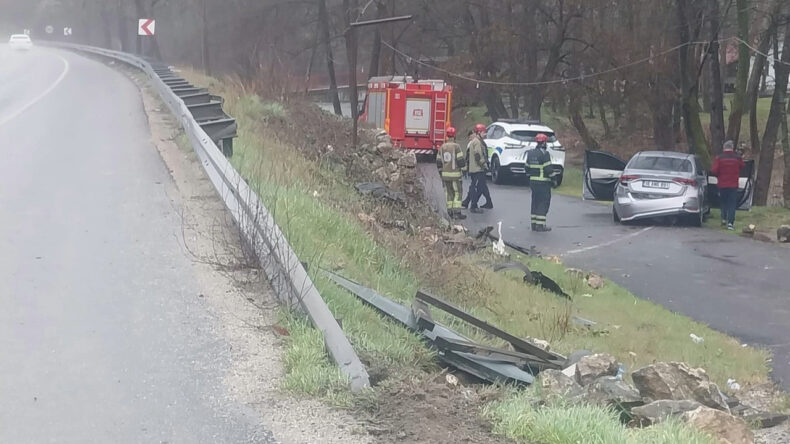 Bariyerleri aşan otomobil alt yola d&uuml;şt&uuml;: 4 yaralı