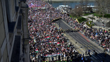 Başbakan Destek&ccedil;ileri Sokağa &Ccedil;ıktı