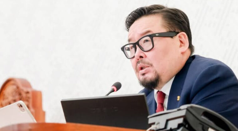 Başbakan, istifasını sosyal medyadan duyurdu