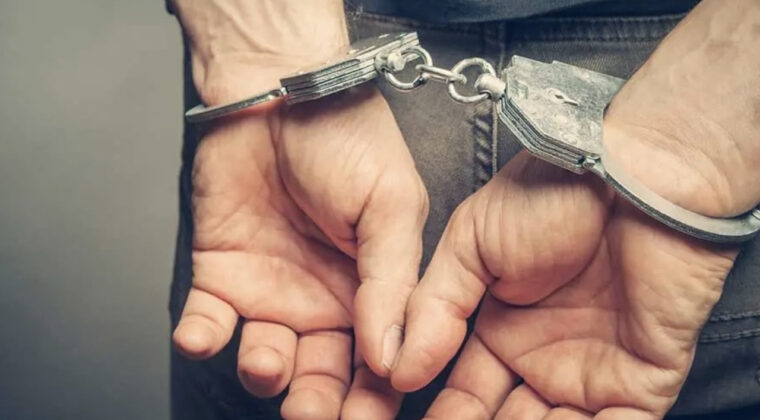 Başına taşla vurduğu kadının altınlarını gasbeden ş&uuml;pheli tutuklandı