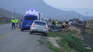 Batman'da otomobil yol kenarına yuvarlandı: 3'&uuml; ağır 5 yaralı