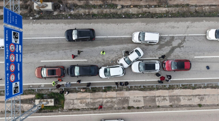 Bayram D&ouml;n&uuml;ş&uuml; Zincirleme Kaza: Anne ve İki &Ccedil;ocuğu Yaralandı