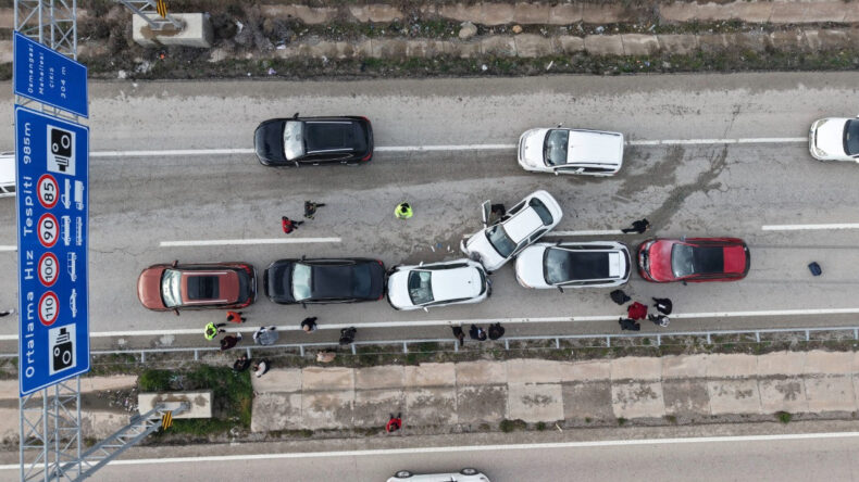 Bayram D&ouml;n&uuml;ş&uuml; Zincirleme Kaza: Anne ve İki &Ccedil;ocuğu Yaralandı