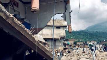 Bayram yardımı i&ccedil;in toplandılar, &ccedil;atı &ccedil;&ouml;kt&uuml;: &Ccedil;ok sayıda &ouml;l&uuml; ve yaralı