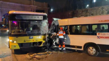 Beşiktaş'ta servis minib&uuml;s&uuml;yle İETT otob&uuml;s&uuml; kafa kafaya &ccedil;arpıştı: 2 yaralı