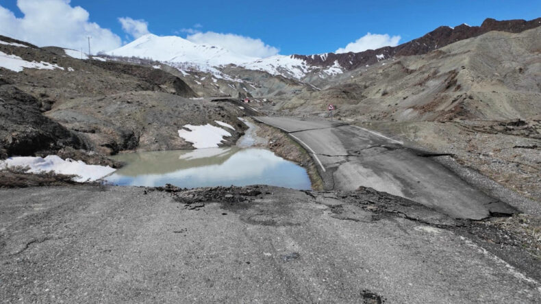 Bing&ouml;l&rsquo;de sağanak sonrası k&ouml;y yolu &ccedil;&ouml;kt&uuml;: Ulaşım aksadı