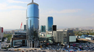 Bir AVM'den 18 Yaş Altına Hafta Sonu Yasağı