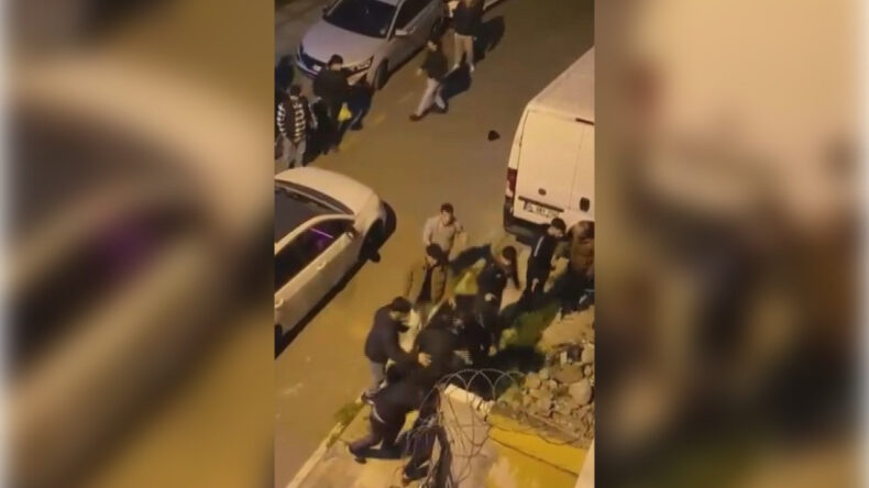 Bir Kişiye Saldıran Grup, Polisi G&ouml;r&uuml;nce Ka&ccedil;tı