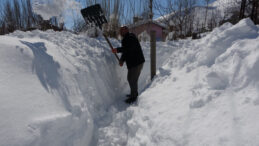 Bitlis&rsquo;te kar 2 metreyi buldu: K&ouml;yl&uuml;ler evlerine kardan t&uuml;nellerle ulaşıyor